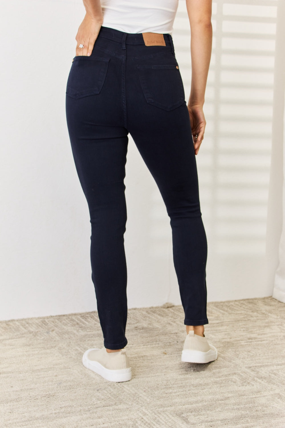 Vaqueros ajustados con control de abdomen teñidos en prenda de tamaño completo de Judy Blue