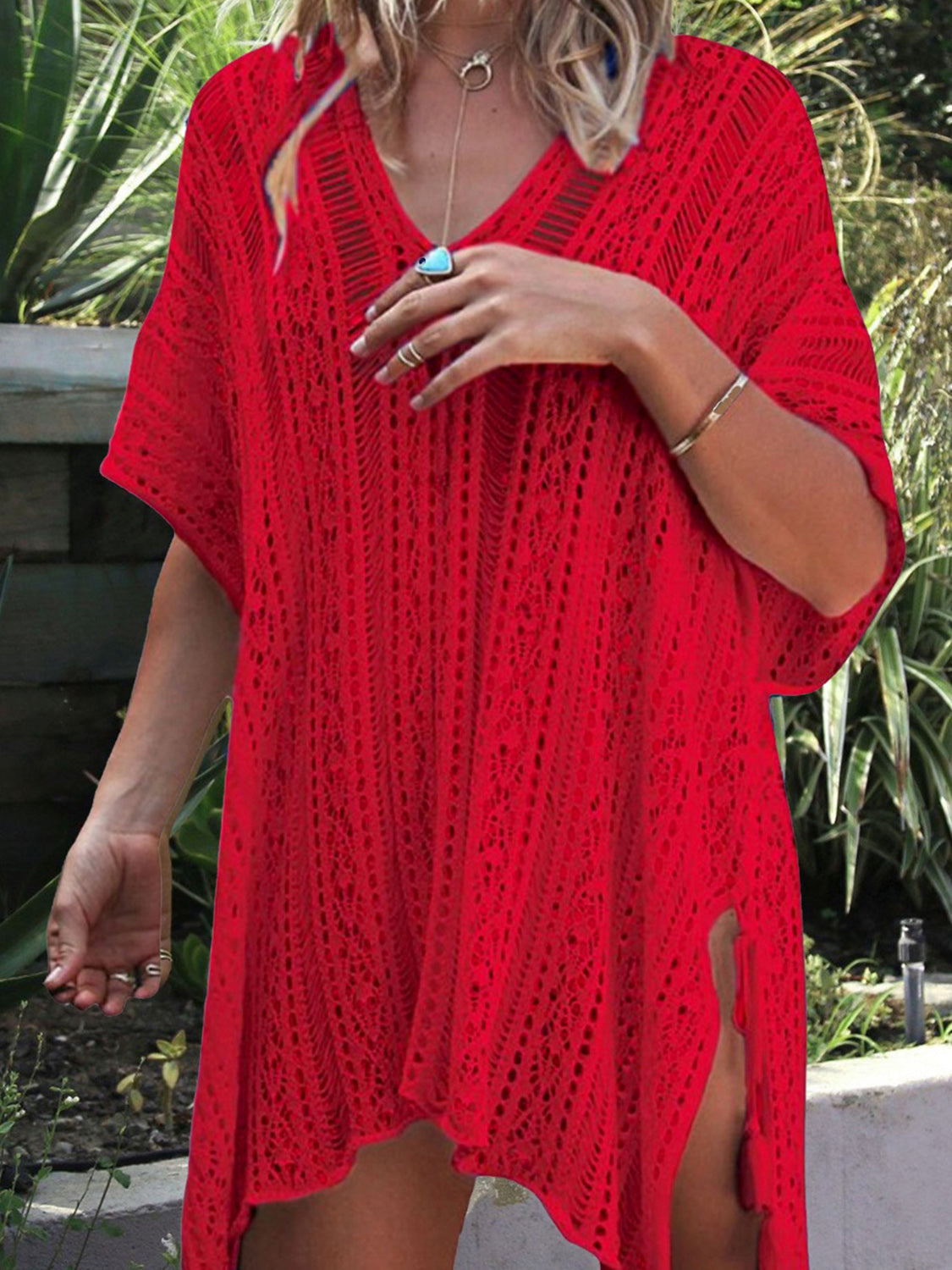 Vestido playero con escote en V recortado y borla