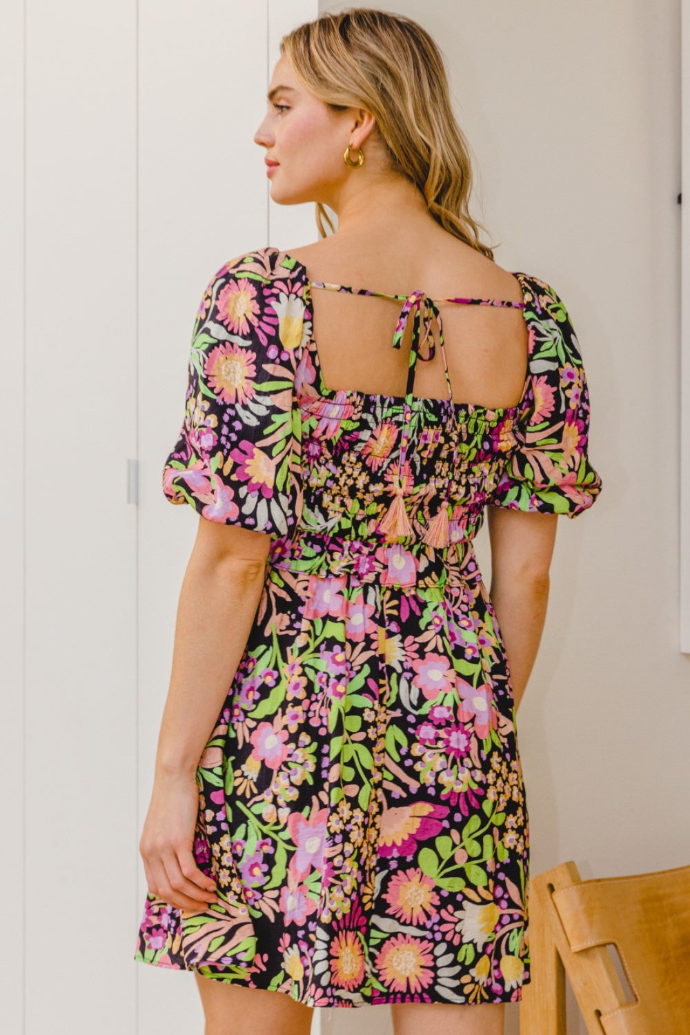 Vestido mini con lazo en la espalda y estampado floral de ODDI
