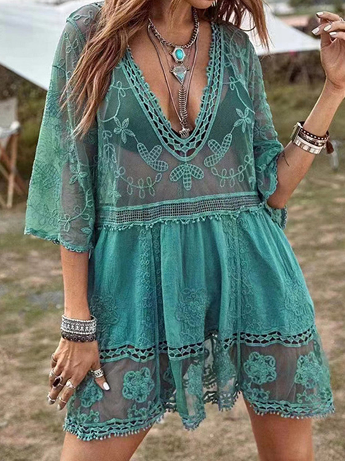 Vestido de noche con escote pronunciado y detalle de encaje