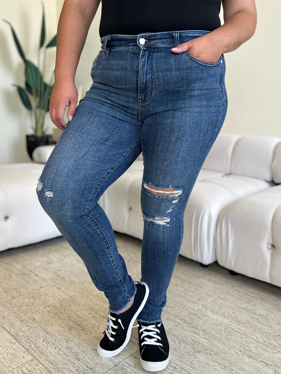 Vaqueros ajustados desgastados de cintura alta y talla grande de Judy Blue