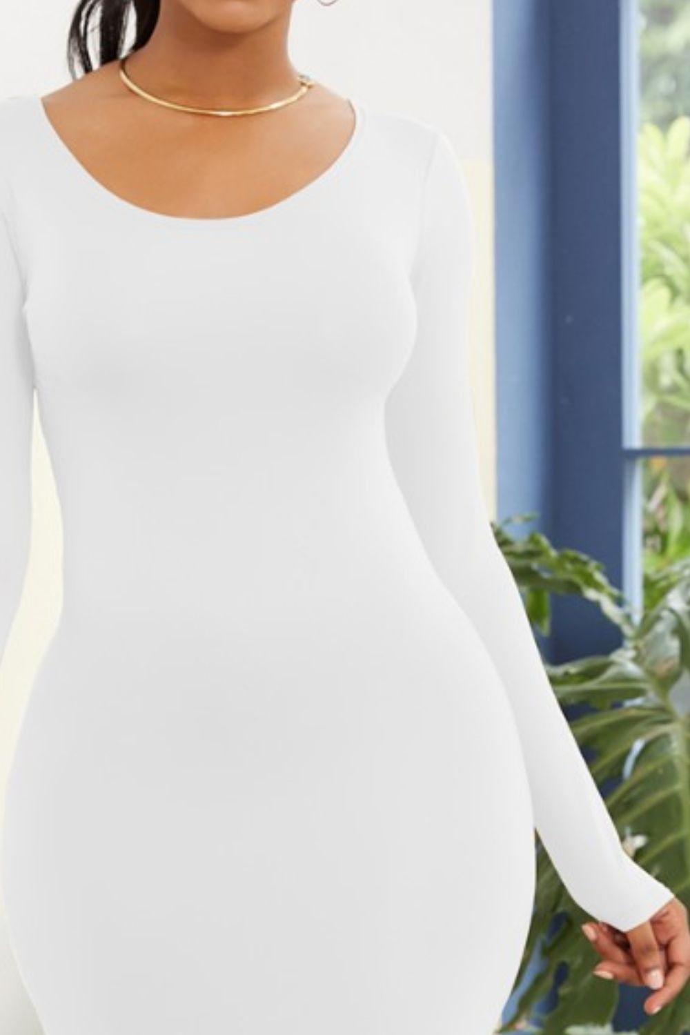 Vestido largo cruzado de manga larga y cuello redondo