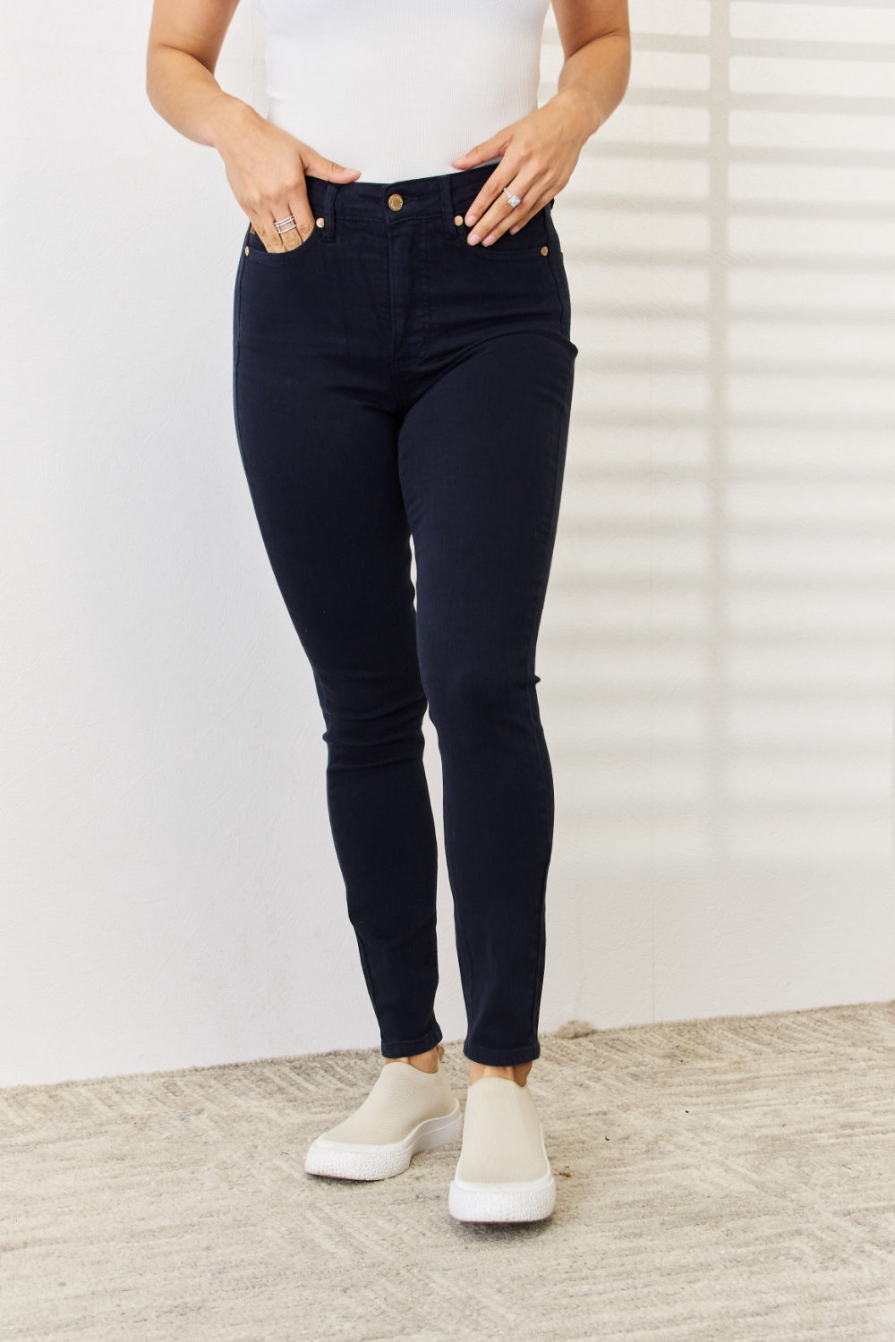 Vaqueros ajustados con control de abdomen teñidos en prenda de tamaño completo de Judy Blue