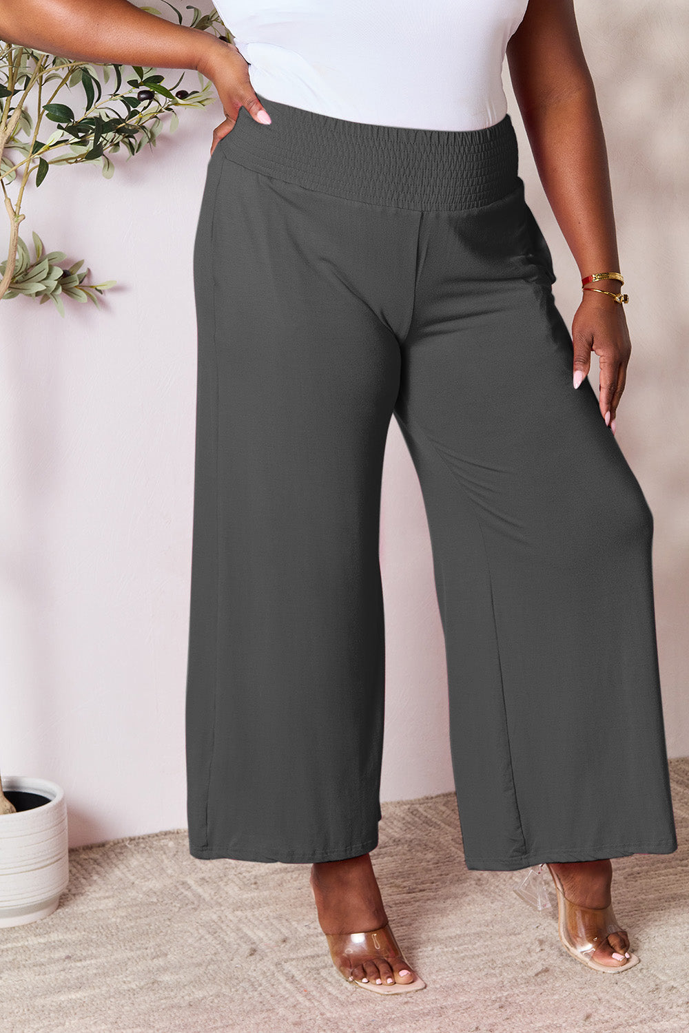 Pantalones de pierna ancha con cintura ancha y fruncido de tamaño completo de Double Take