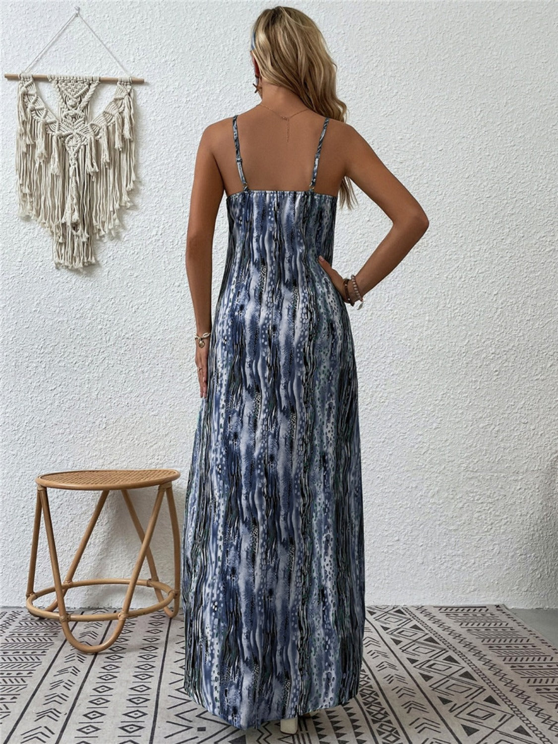 Vestido largo de tirantes finos con cuello redondo y estampado de talla grande