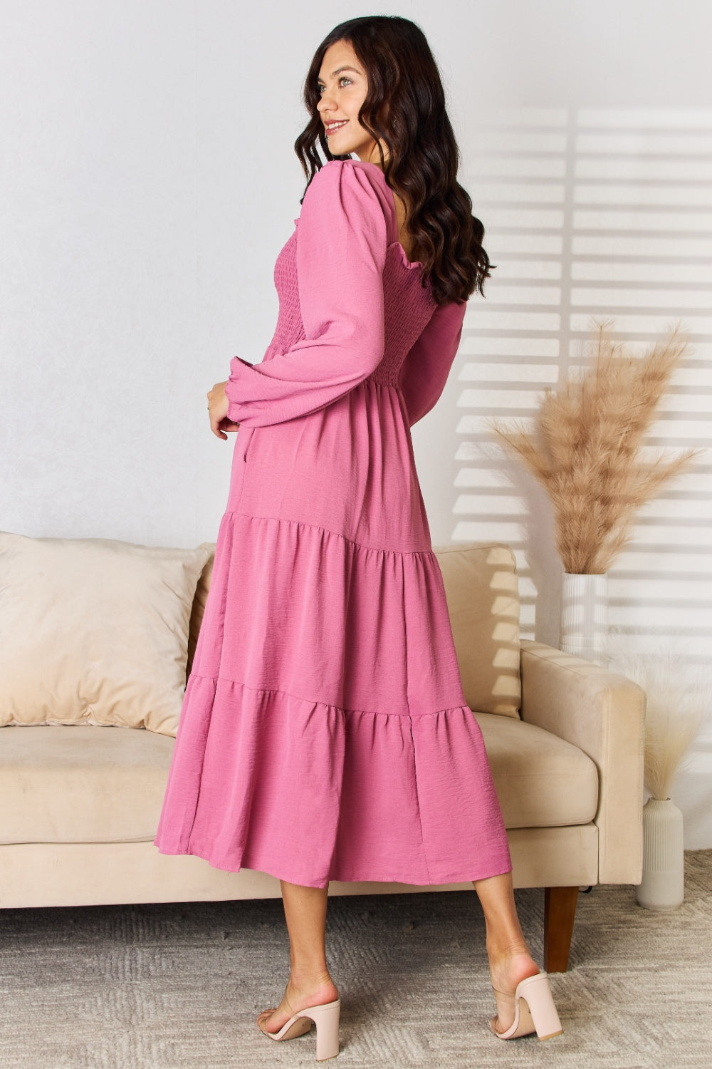 Vestido con volantes y capas fruncidas de Culture Code en tamaño completo