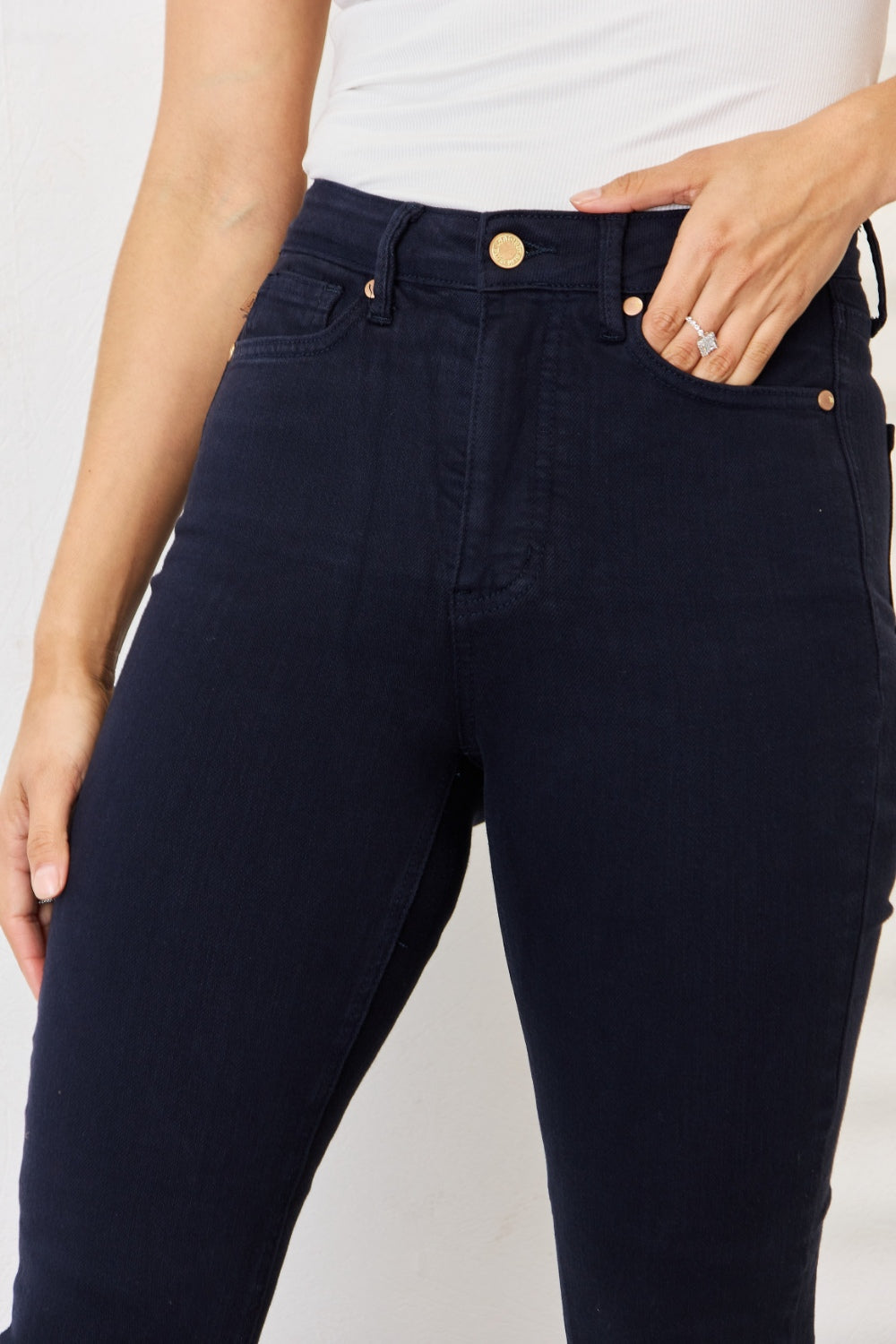 Vaqueros ajustados con control de abdomen teñidos en prenda de tamaño completo de Judy Blue