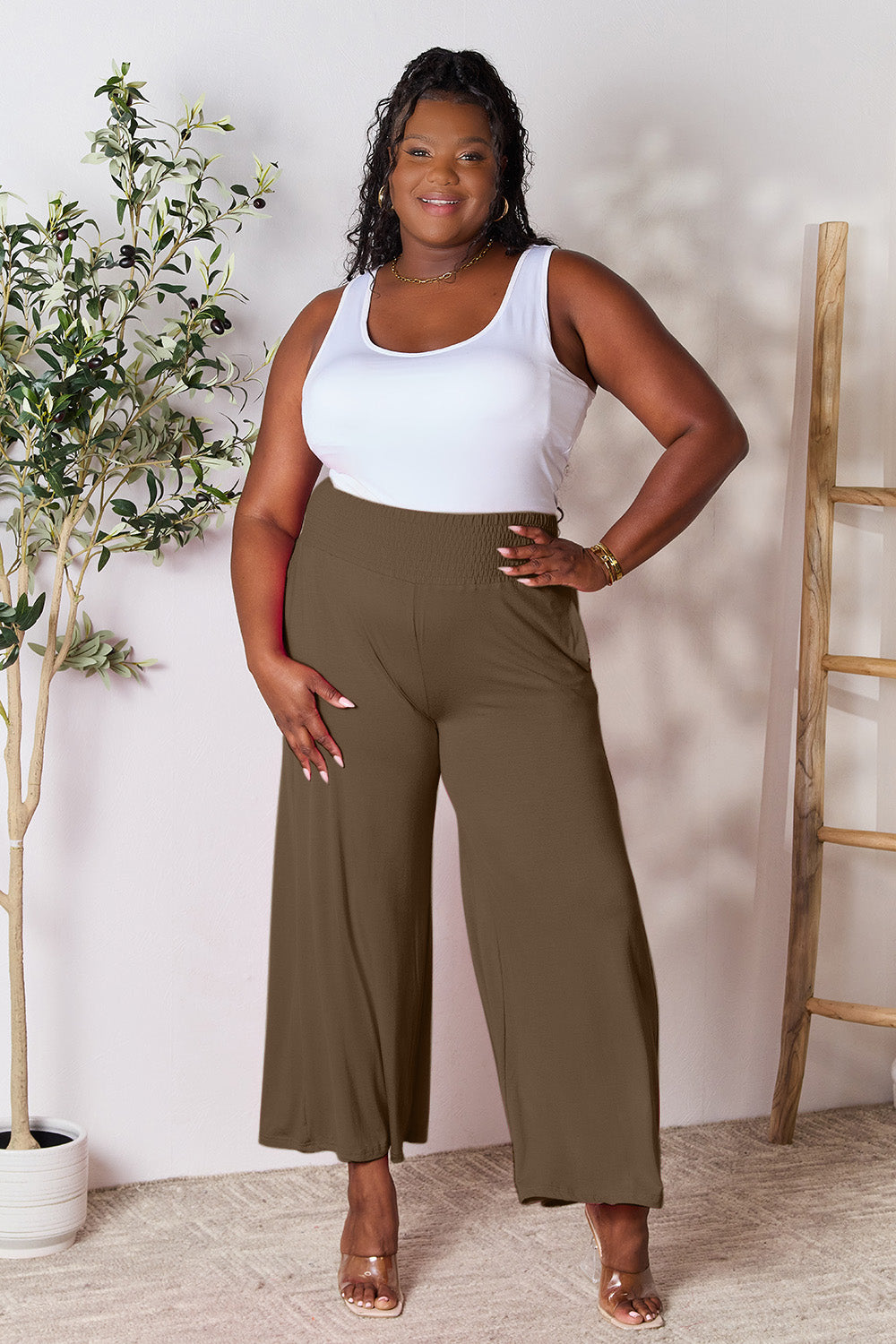 Pantalones de pierna ancha con cintura ancha y fruncido de tamaño completo de Double Take