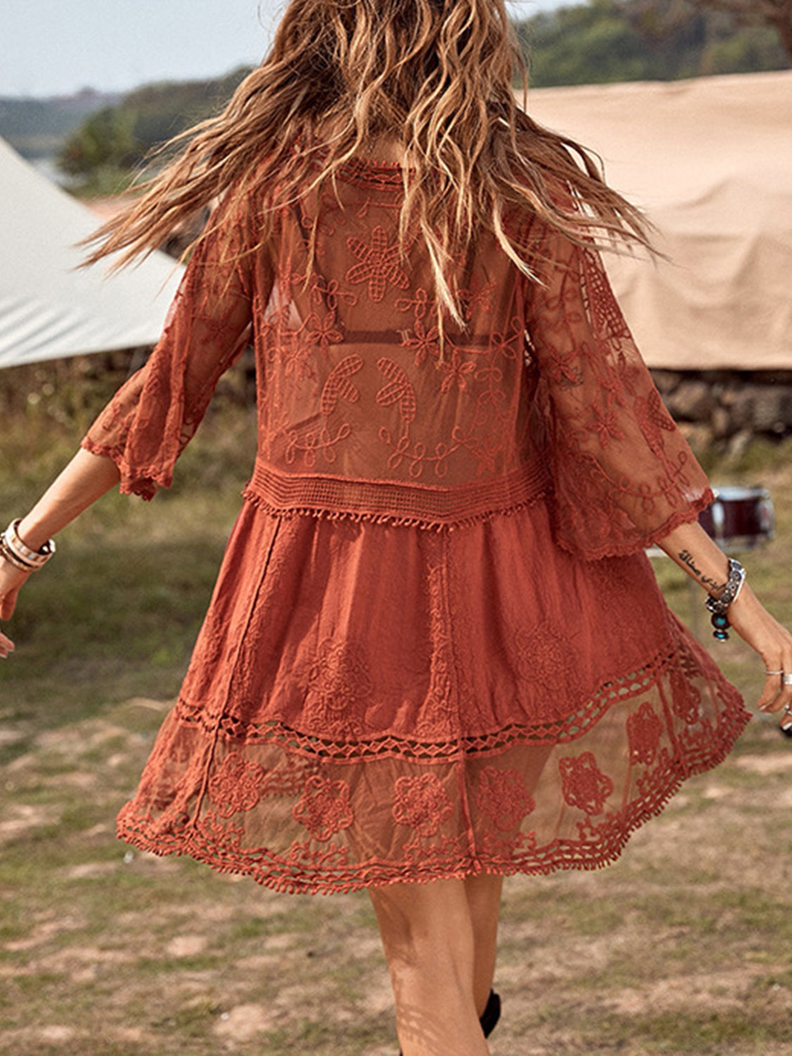 Vestido de noche con escote pronunciado y detalle de encaje