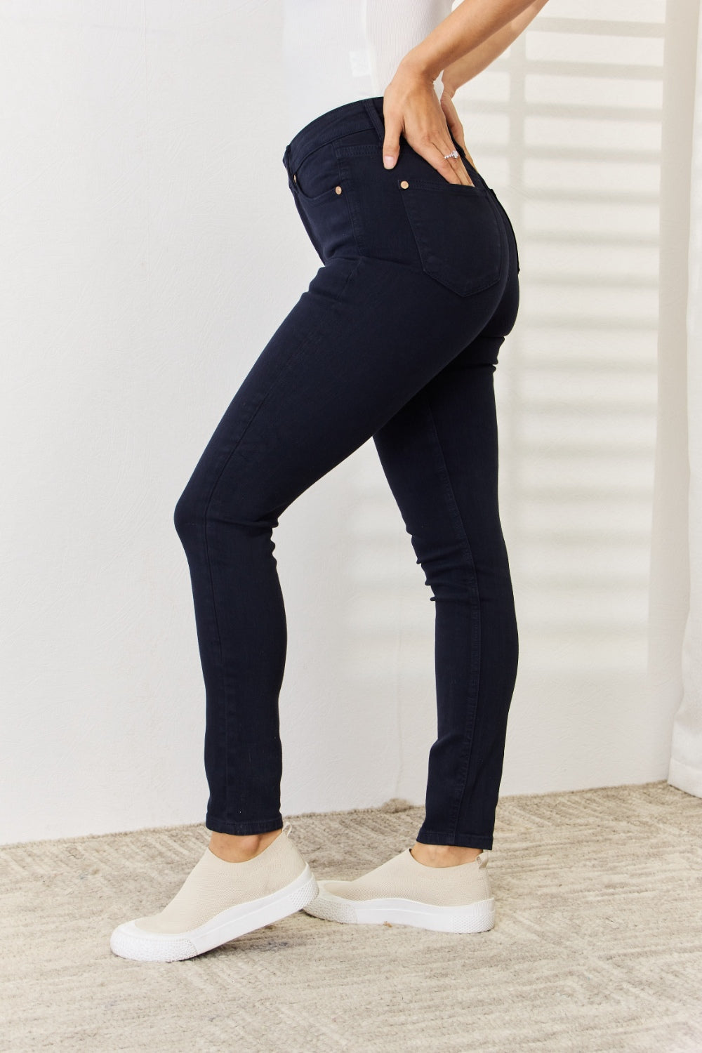 Vaqueros ajustados con control de abdomen teñidos en prenda de tamaño completo de Judy Blue