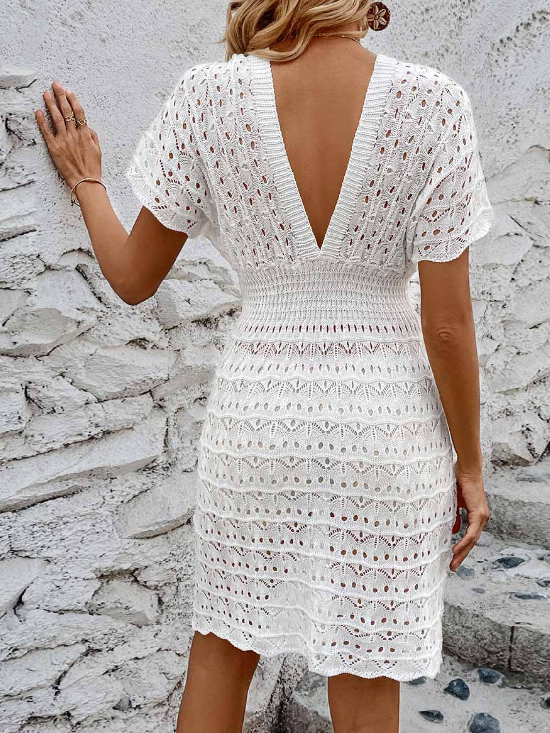 Vestido playero de manga corta con escote pronunciado y calado