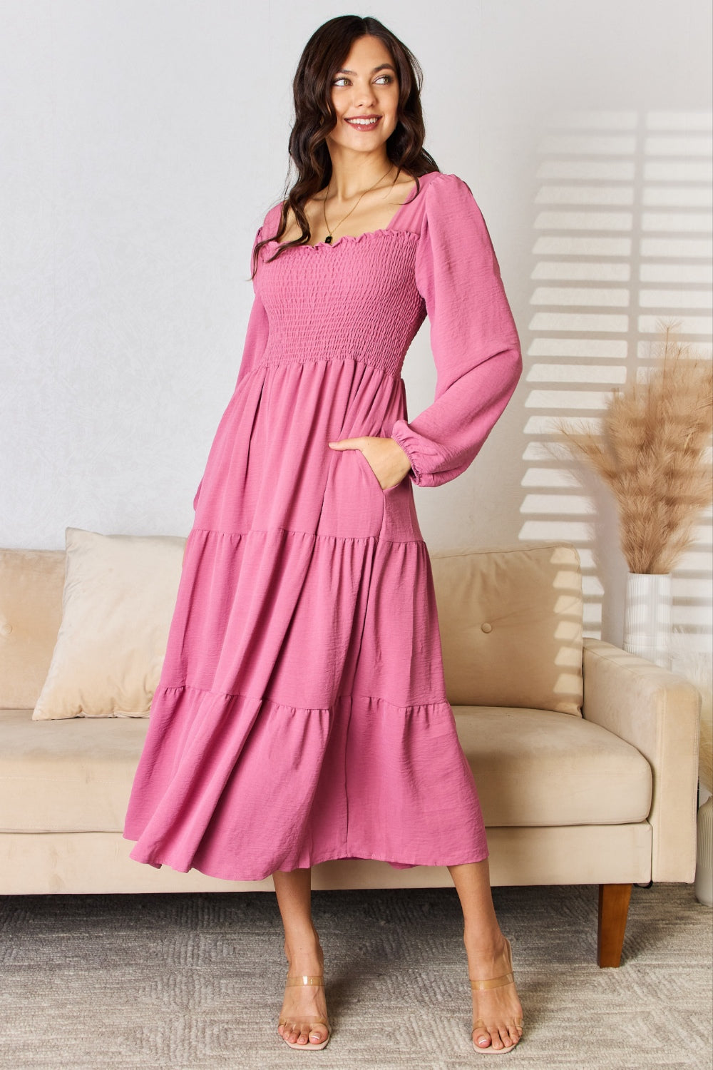 Vestido con volantes y capas fruncidas de Culture Code en tamaño completo