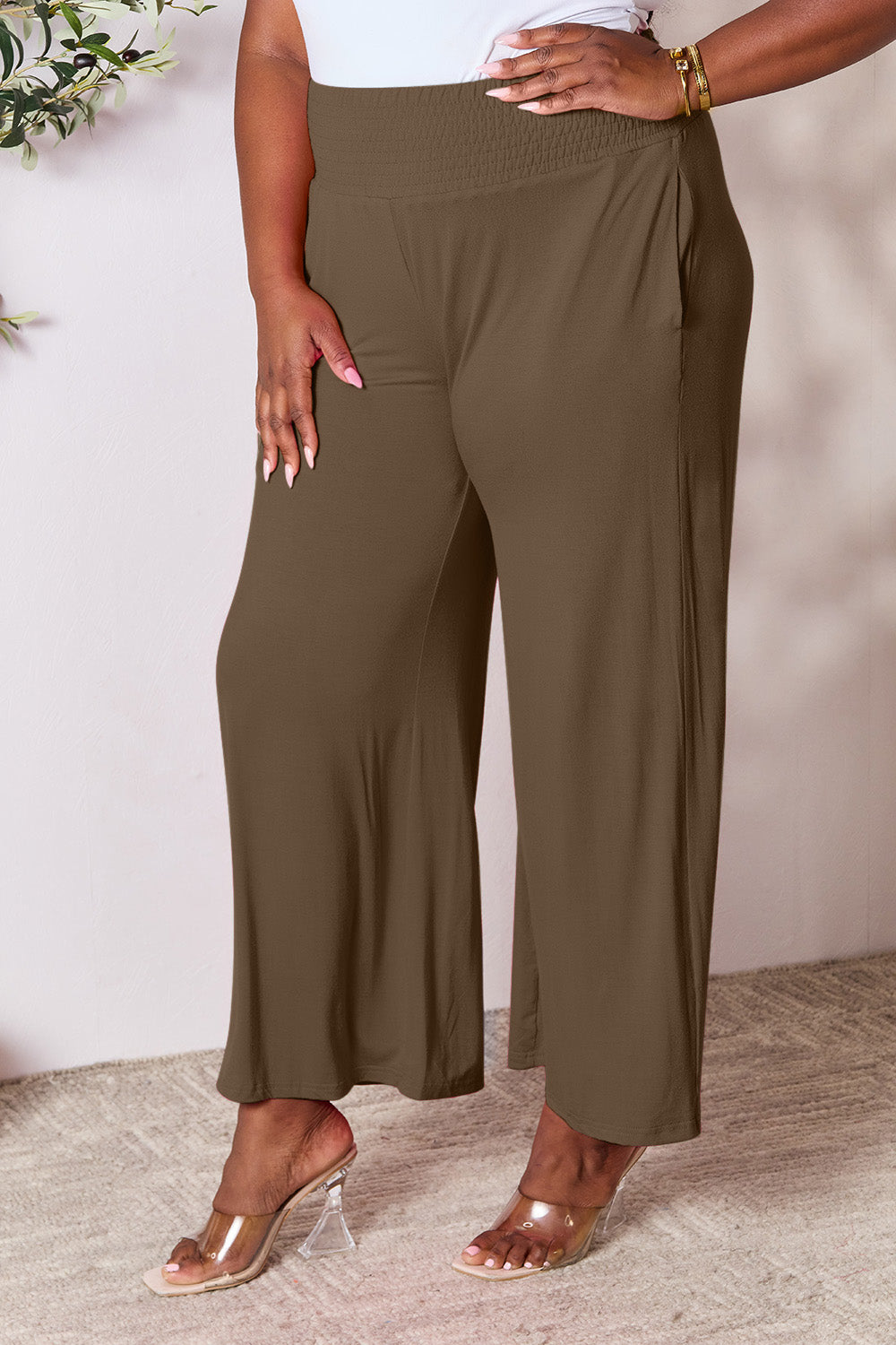 Pantalones de pierna ancha con cintura ancha y fruncido de tamaño completo de Double Take
