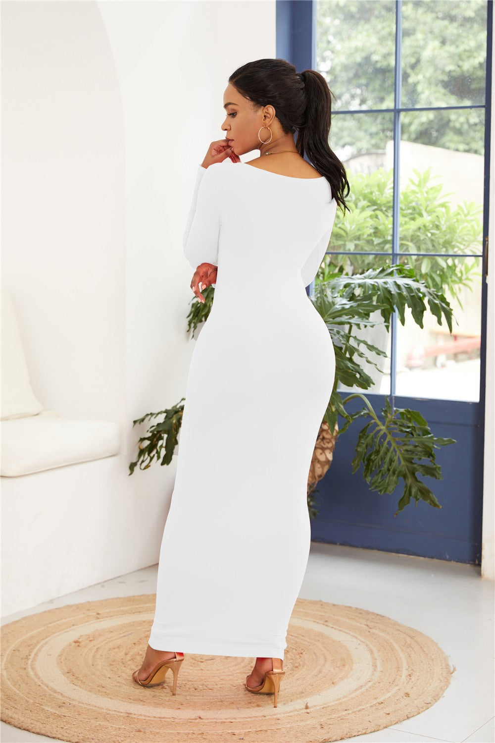 Vestido largo cruzado de manga larga y cuello redondo