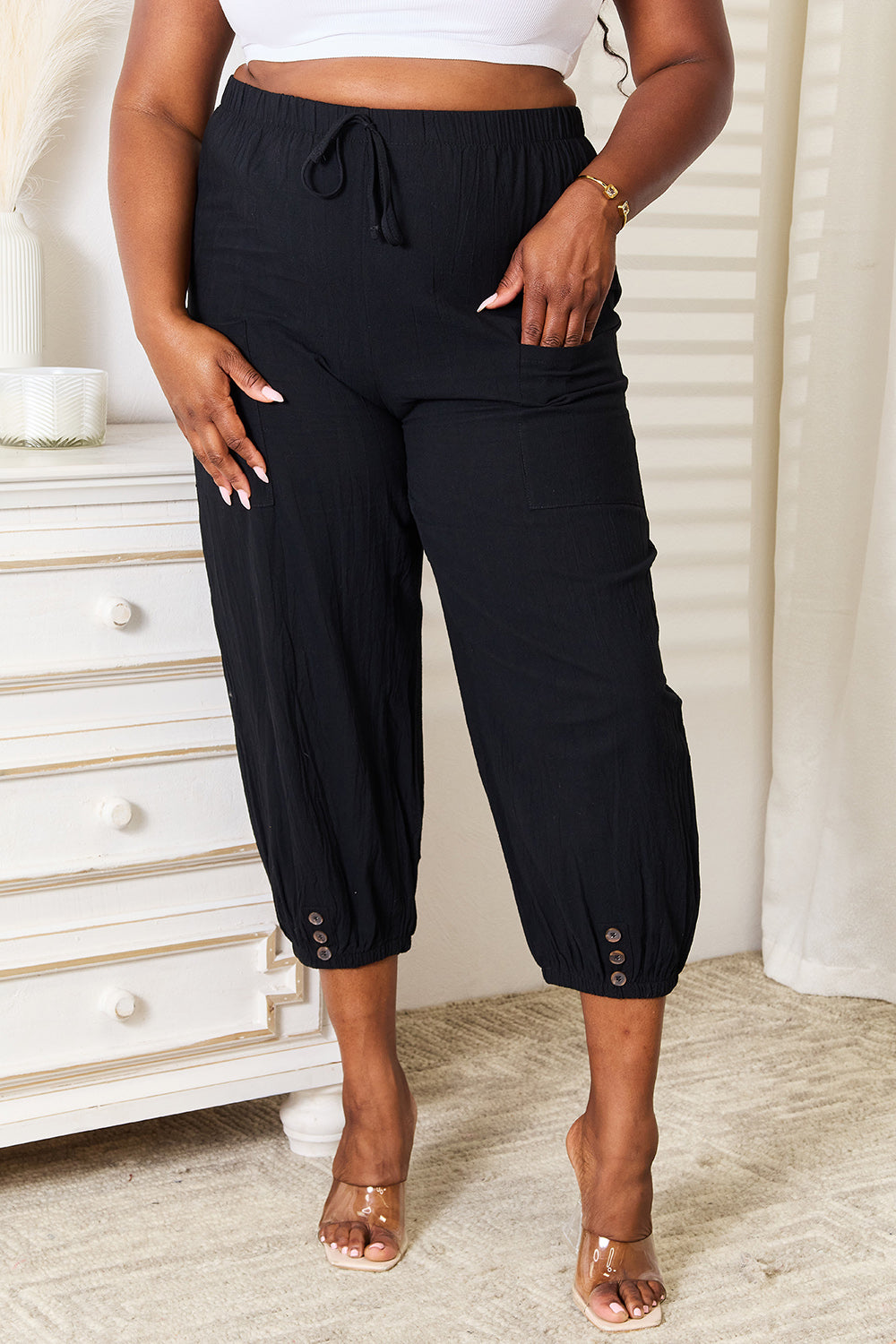 Pantalones cortos con botones decorativos
