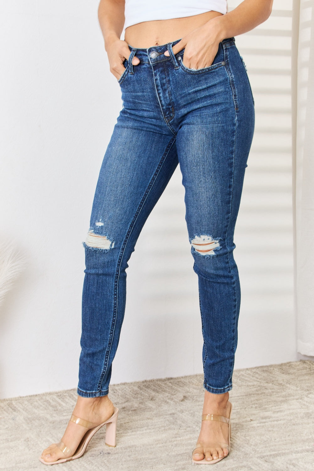 Vaqueros desgastados ajustados de cintura media de talla grande de Judy Blue