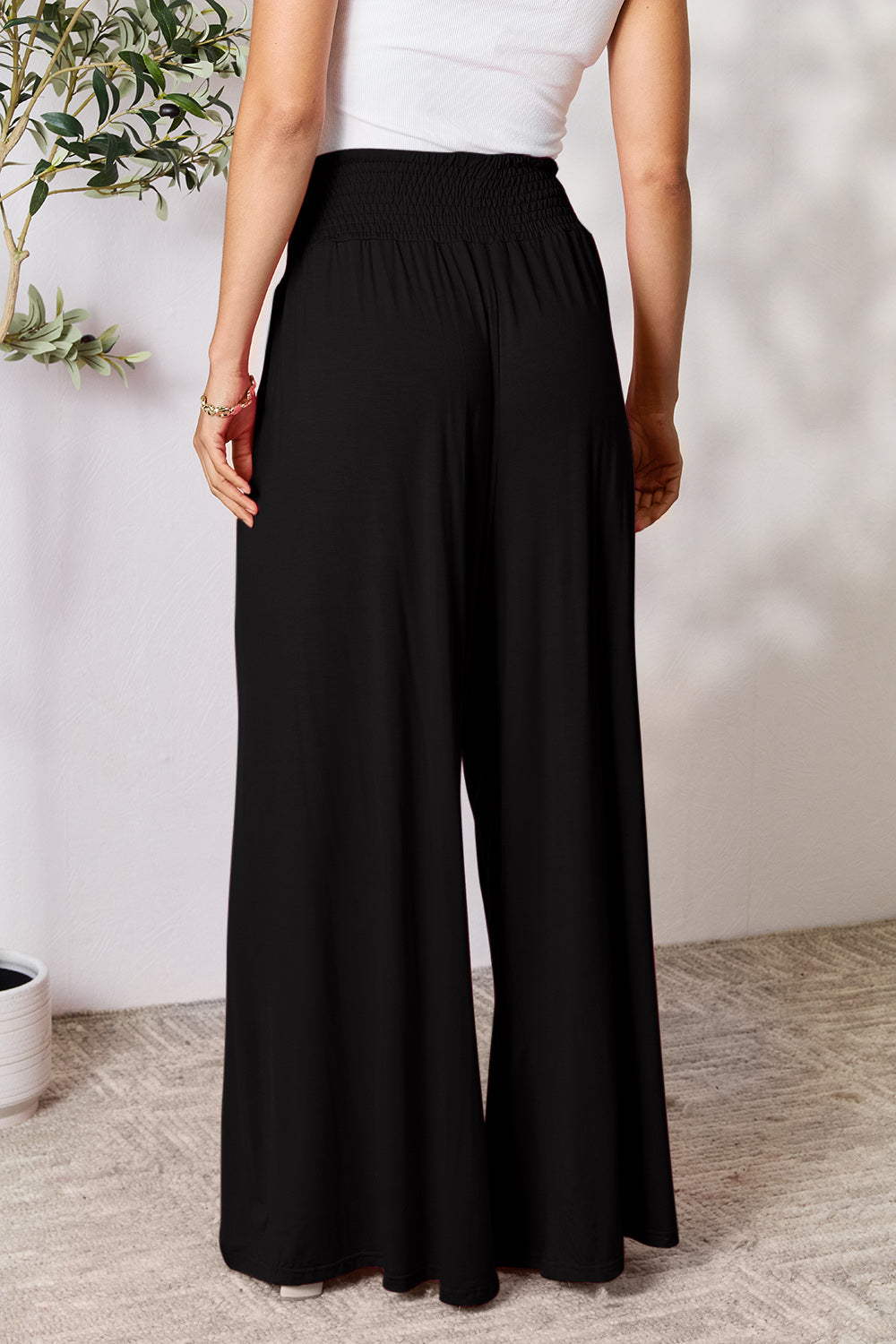 Pantalones de pierna ancha con cintura ancha y fruncido de tamaño completo de Double Take