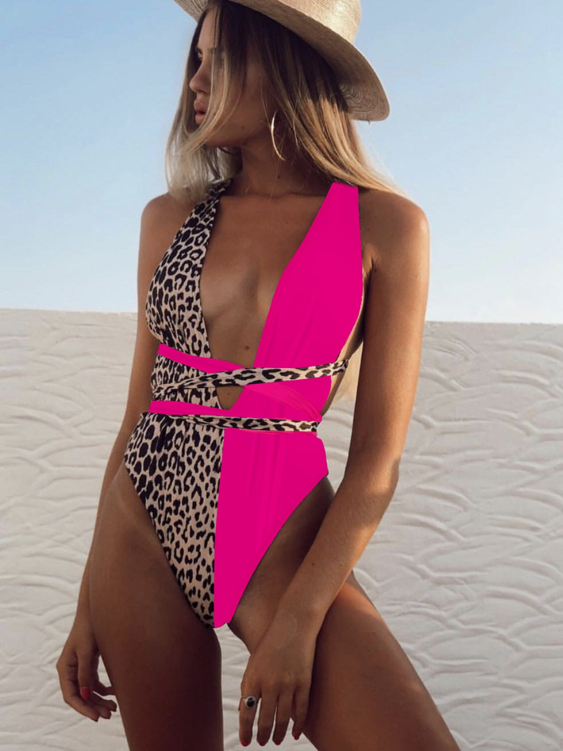 Traje de baño de una pieza con escote pronunciado y estampado de leopardo atado