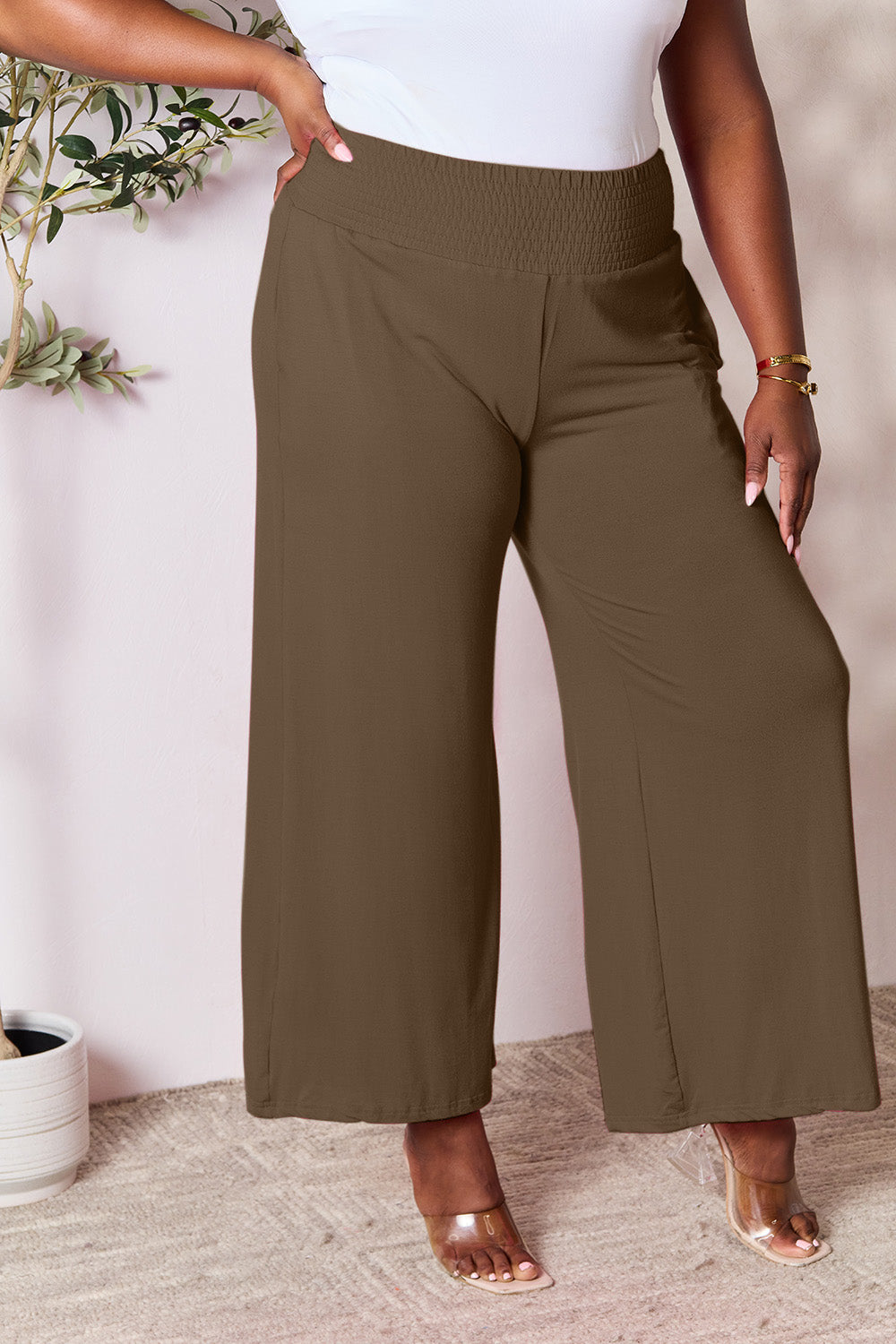 Pantalones de pierna ancha con cintura ancha y fruncido de tamaño completo de Double Take