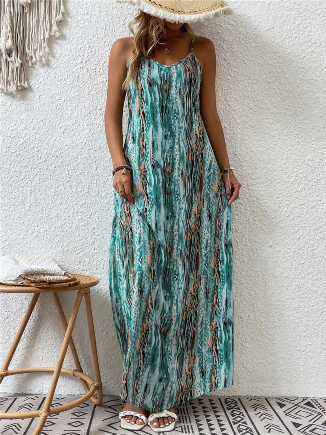 Vestido largo de tirantes finos con cuello redondo y estampado de talla grande