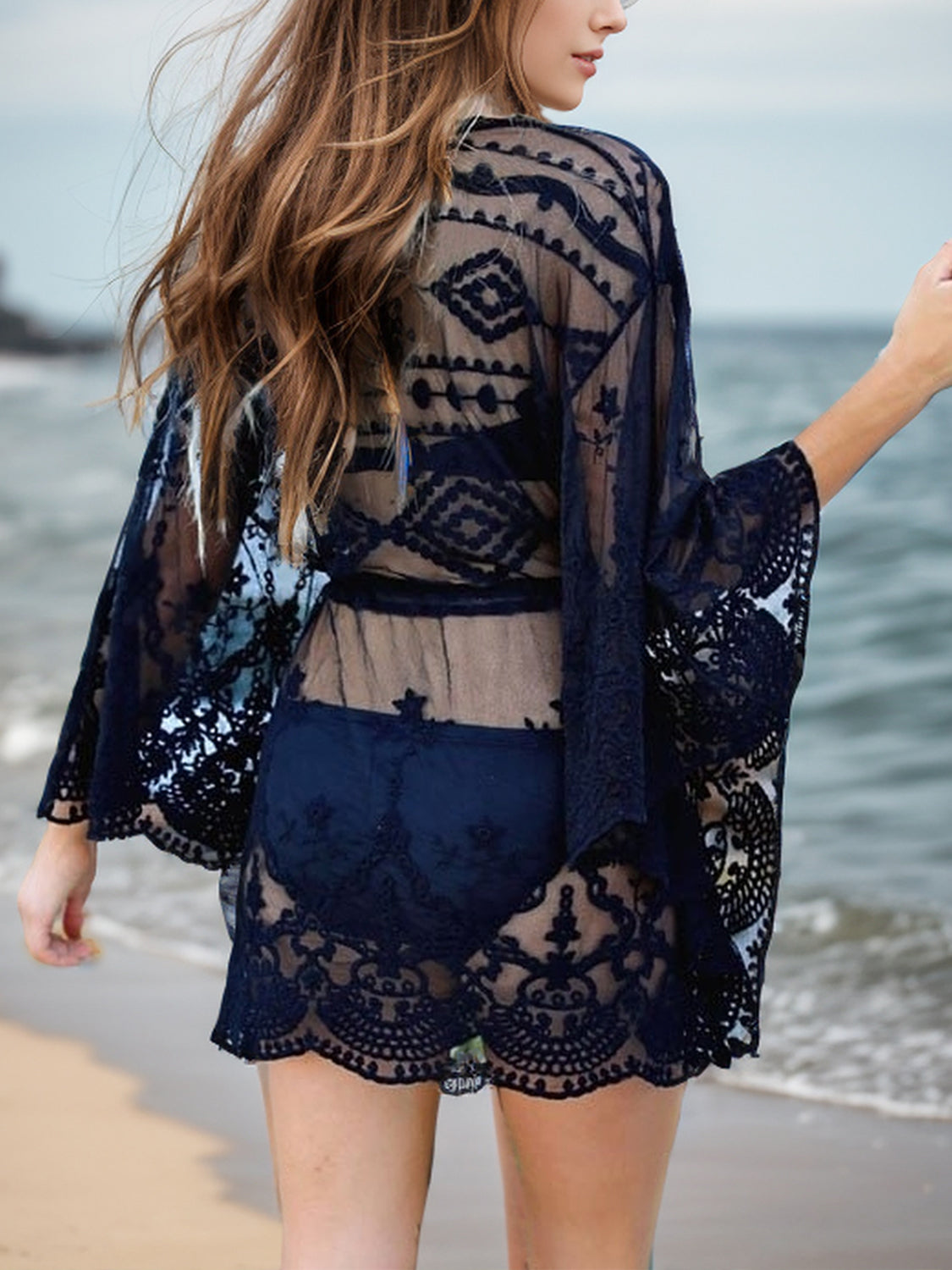Vestido playero de encaje con escote en V y mangas tres cuartos