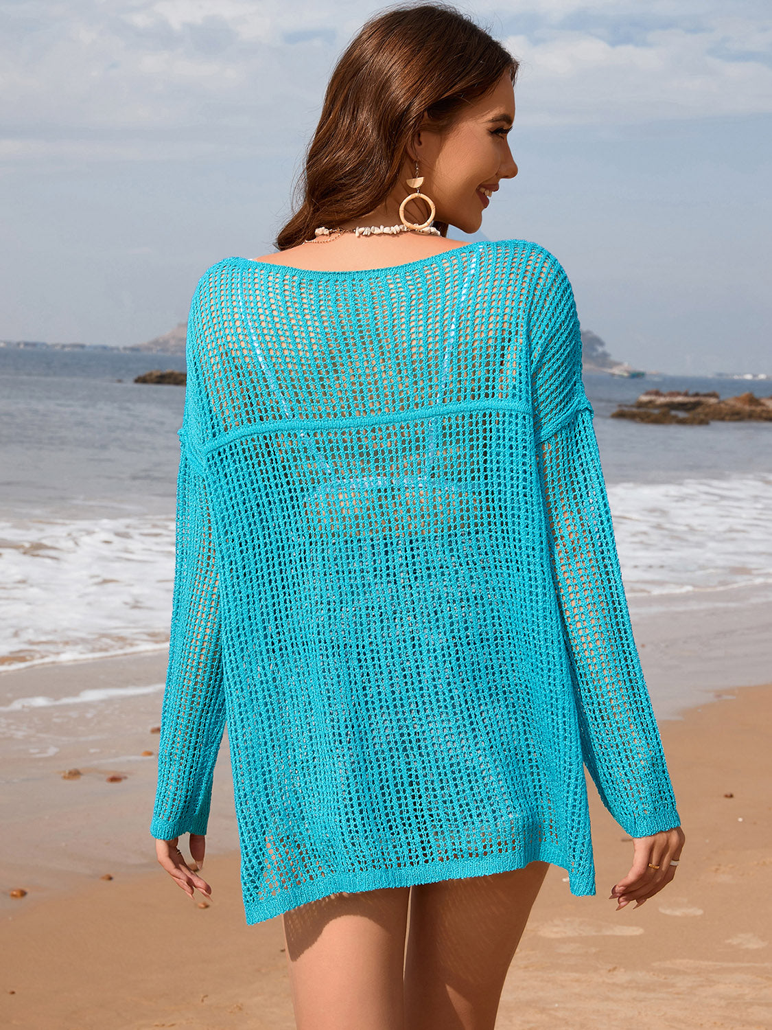 Vestido playero de manga larga con escote barco y abertura calada