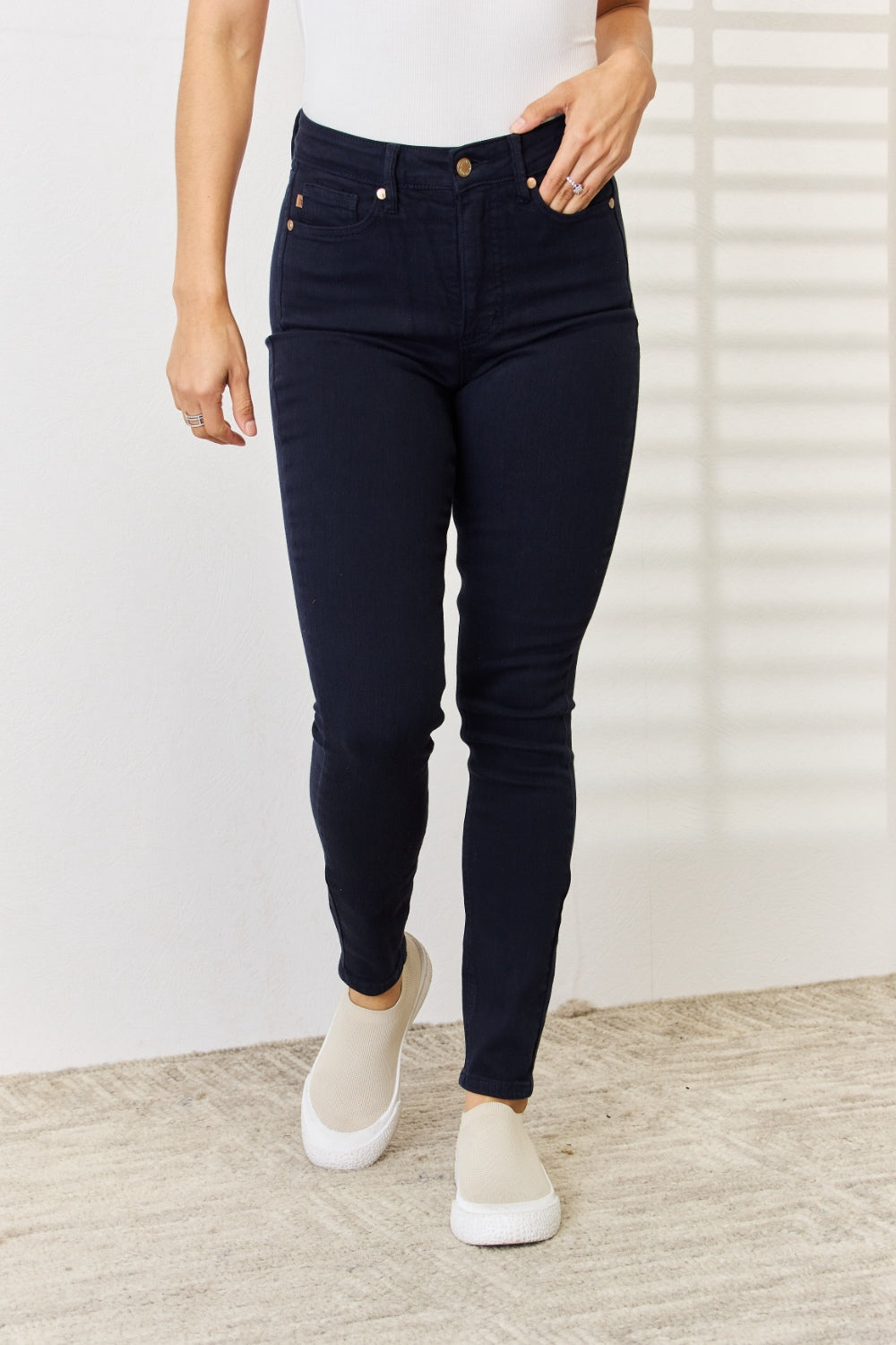 Vaqueros ajustados con control de abdomen teñidos en prenda de tamaño completo de Judy Blue