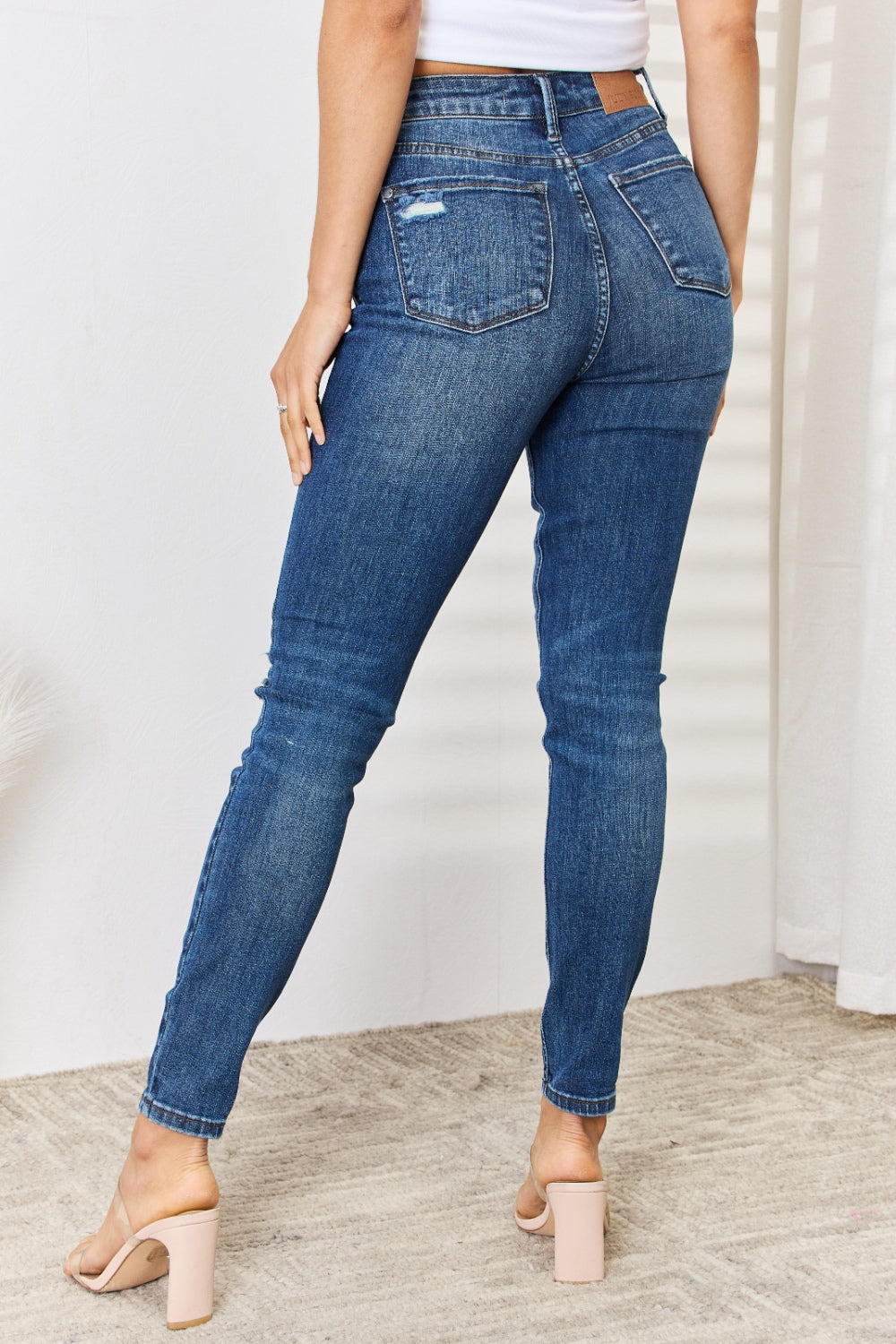 Vaqueros desgastados ajustados de cintura media de talla grande de Judy Blue