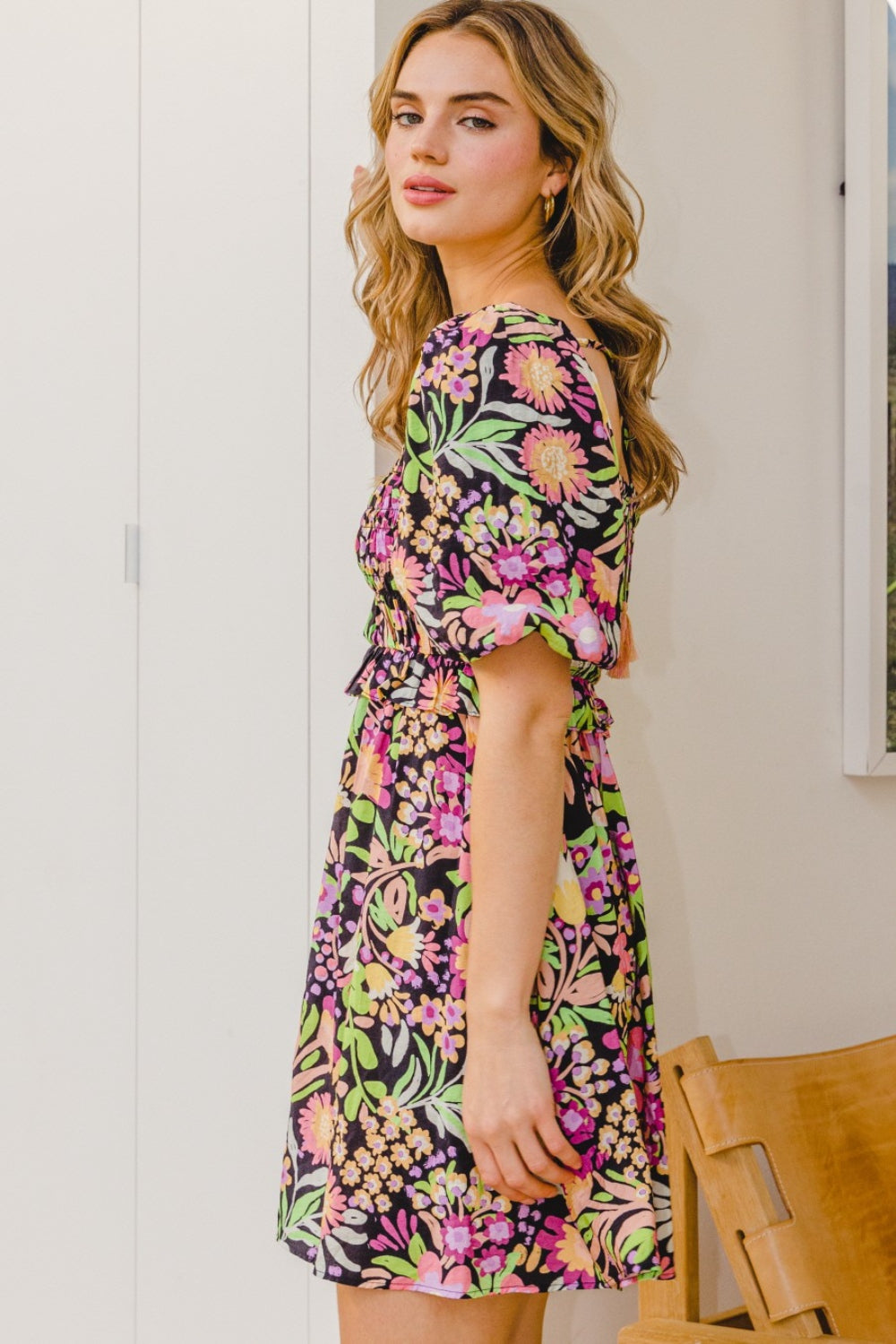 Vestido mini con lazo en la espalda y estampado floral de ODDI