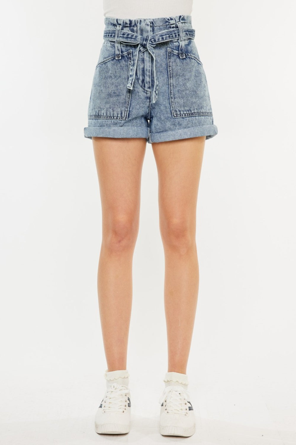 Pantalones cortos de mezclilla con tiro ultraalto y cintura paperbag de Kancan