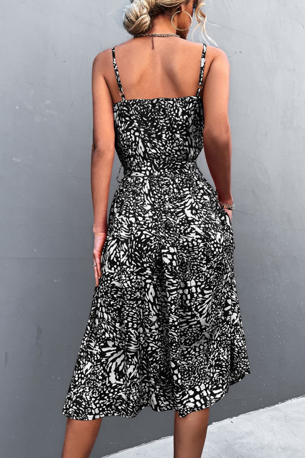 Vestido con cinturón y botones decorativos con tirantes finos estampados