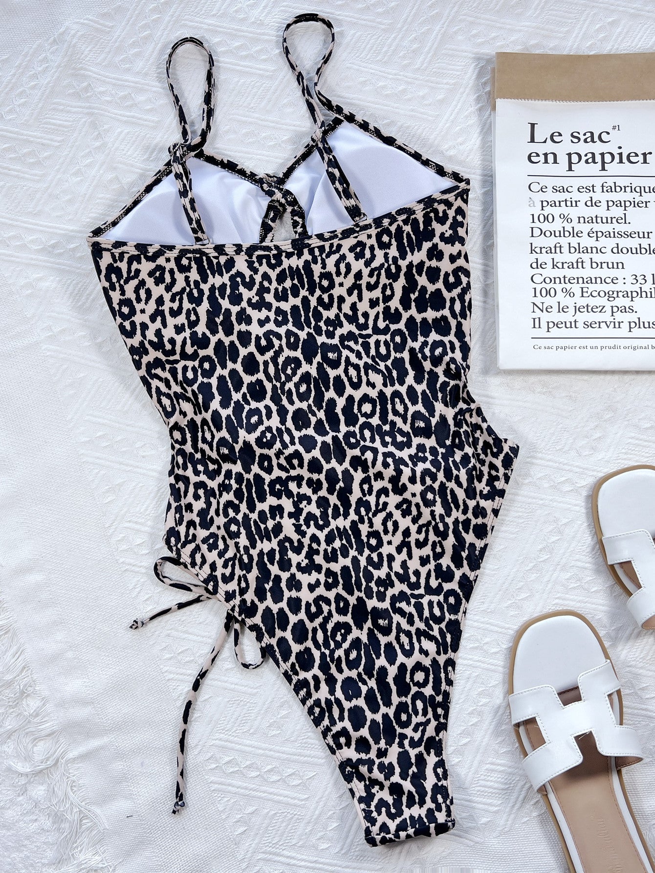 Traje de baño de una pieza con lazo y corte de leopardo