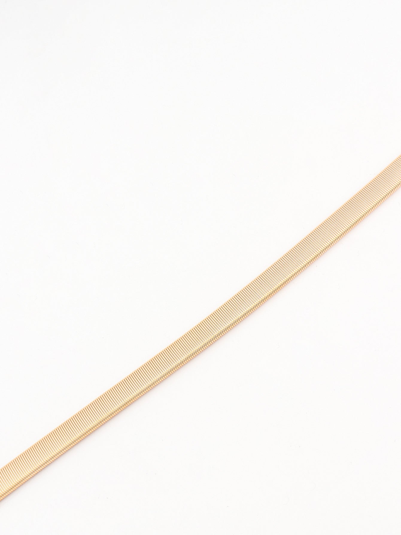 Cinturón de metal con hebilla de nudo