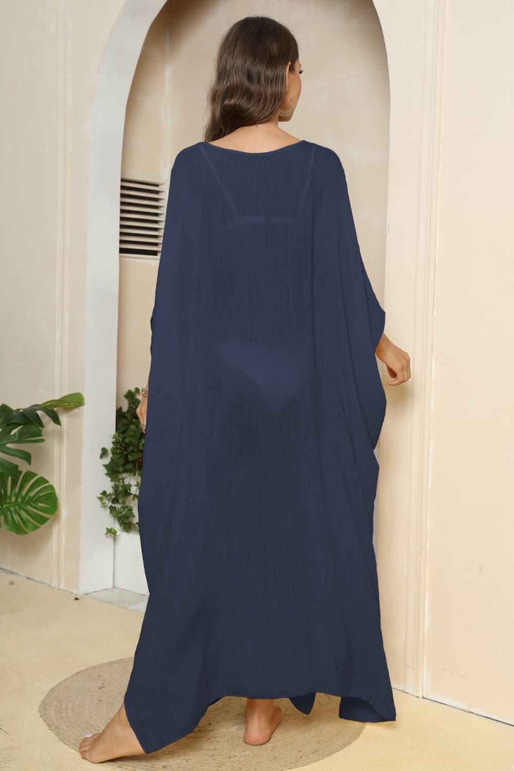Vestido playero con cuello en V y mangas tres cuartos