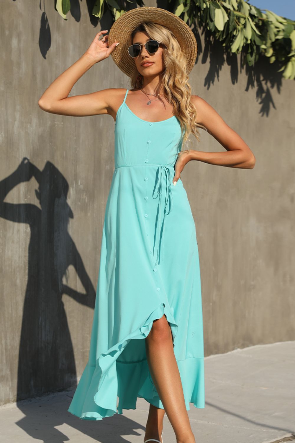 Vestido con botones decorativos, tirantes finos y dobladillo con volantes