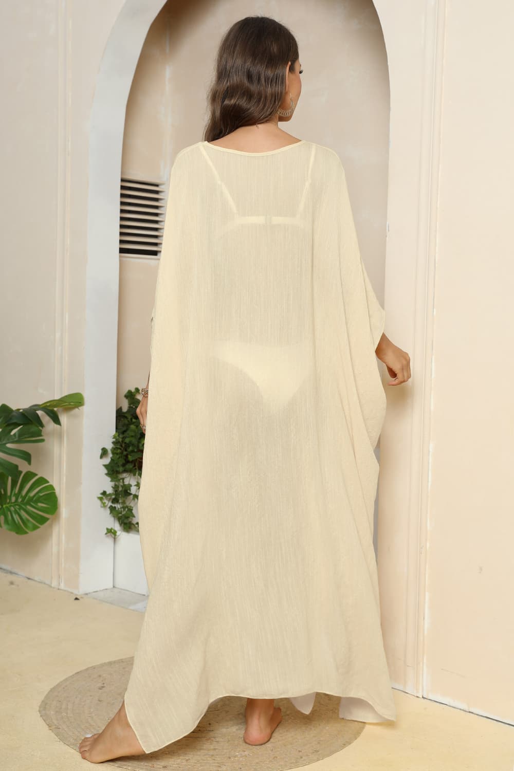Vestido playero con cuello en V y mangas tres cuartos