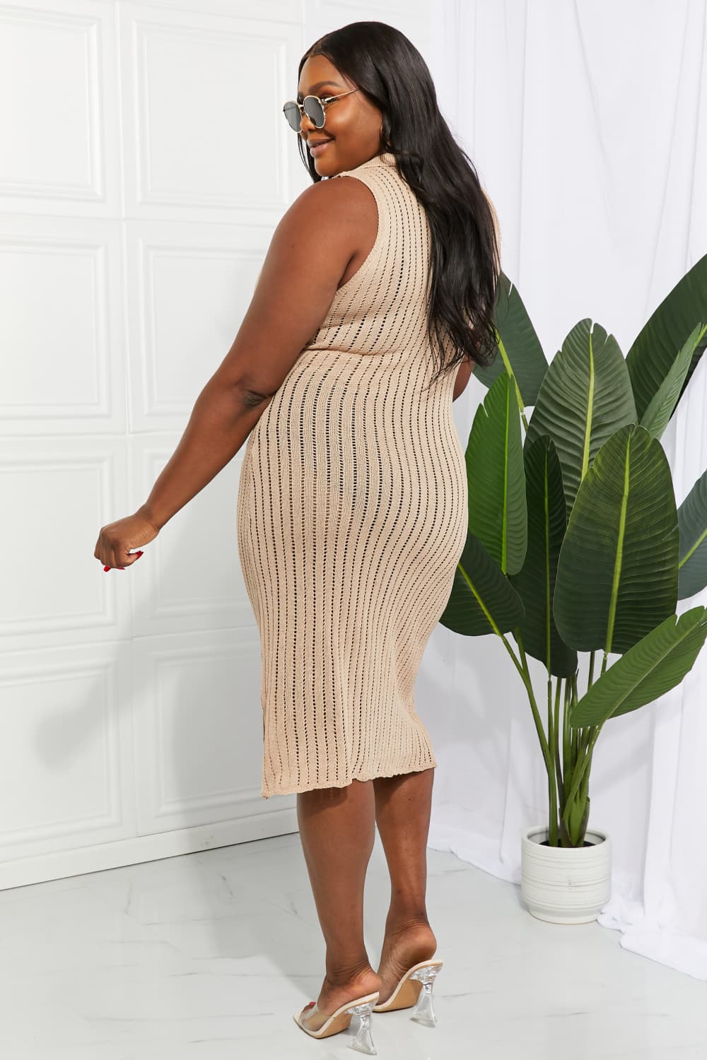 Vestido de cuello alto calado
