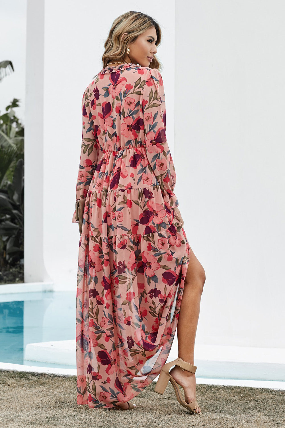 Vestido largo con escote pronunciado, mangas con volantes y ribete floral