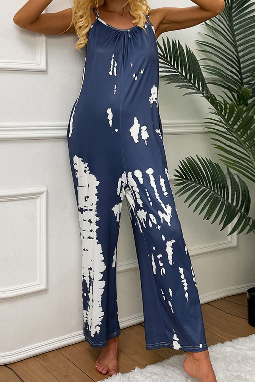 Mono con tirantes finos y bolsillos con efecto tie-dye