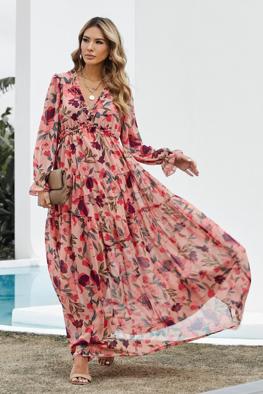 Vestido largo con escote pronunciado, mangas con volantes y ribete floral