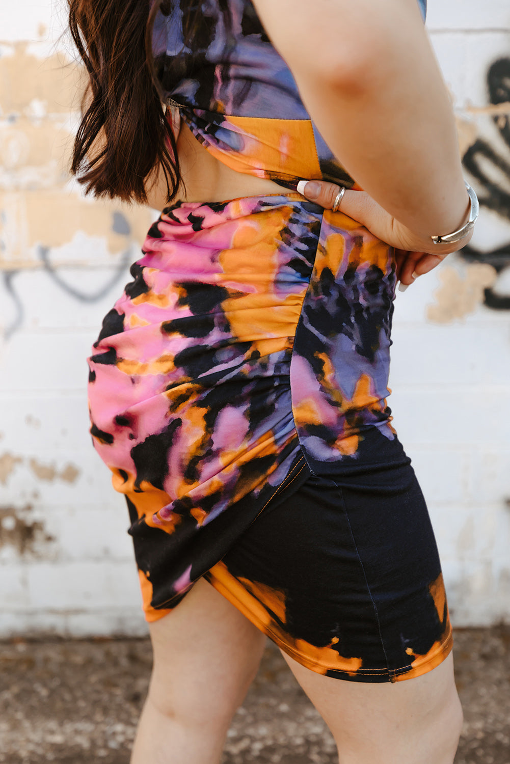 Vestido fruncido con aberturas florales y parte delantera retorcida