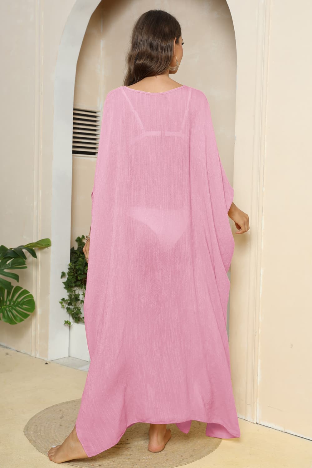 Vestido playero con cuello en V y mangas tres cuartos