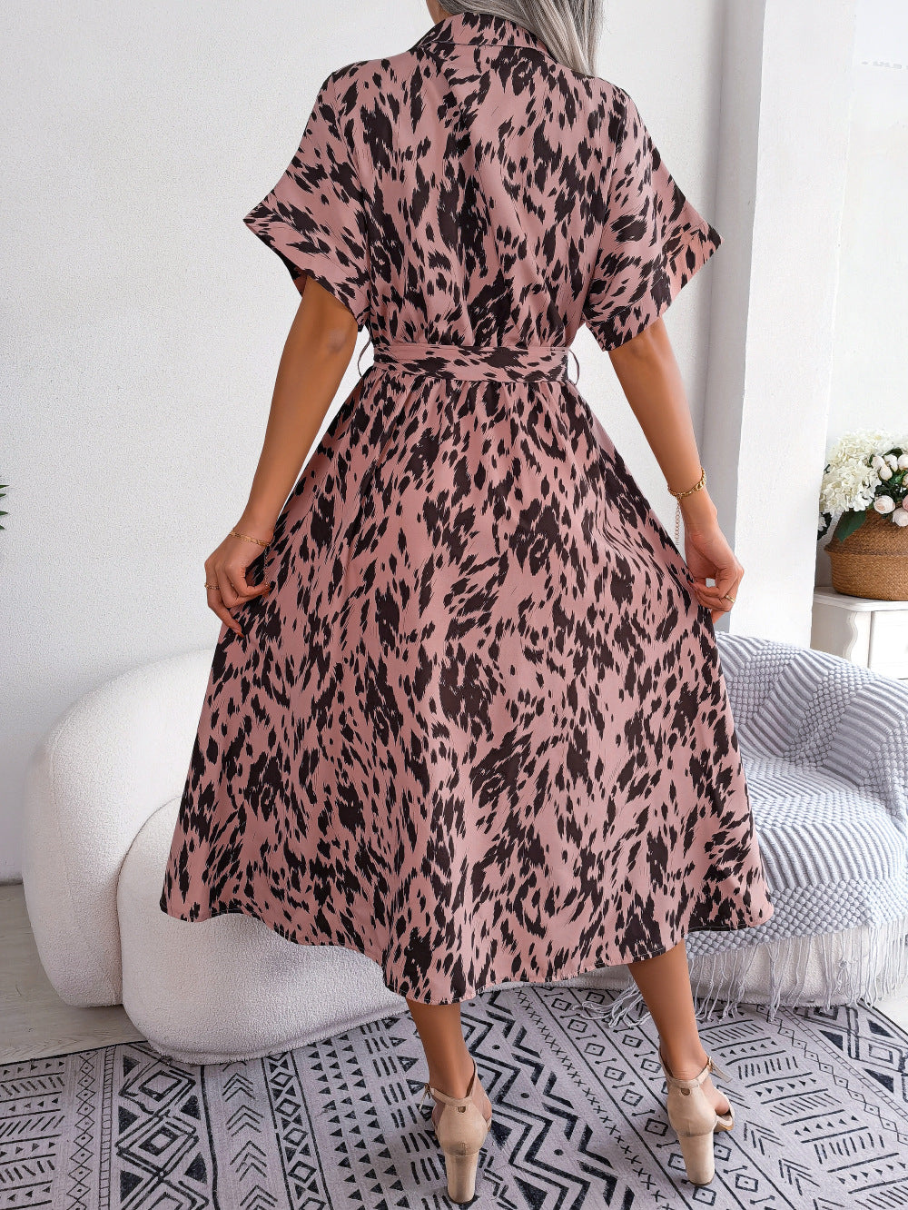 Vestido estampado con cuello en V y manga corta con lazo en la cintura