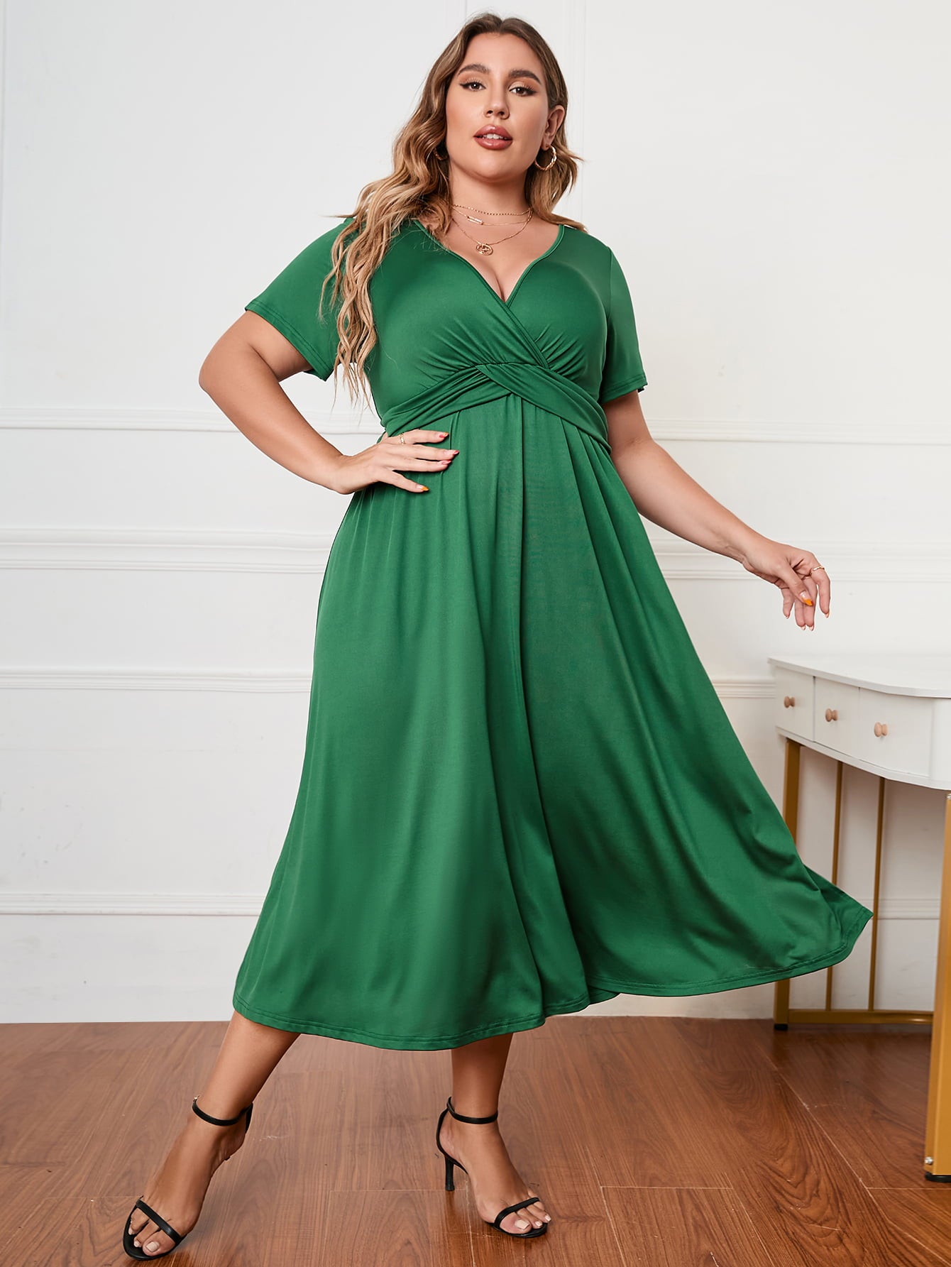Vestido midi de cuello cruzado y manga corta de talla grande