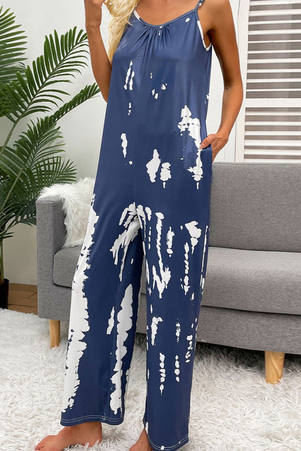 Mono con tirantes finos y bolsillos con efecto tie-dye