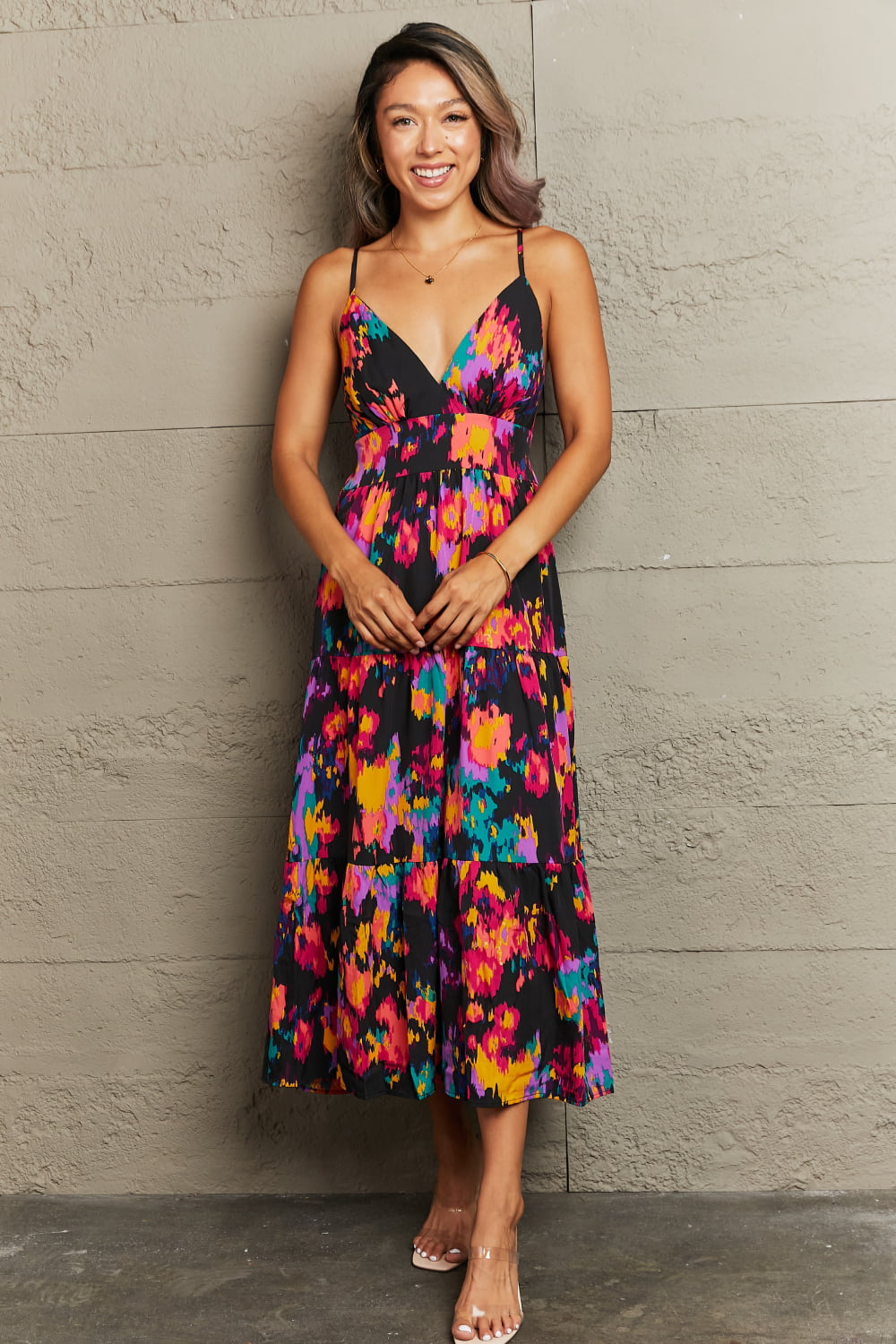 Vestido de compromiso con tirantes finos y aberturas en capas