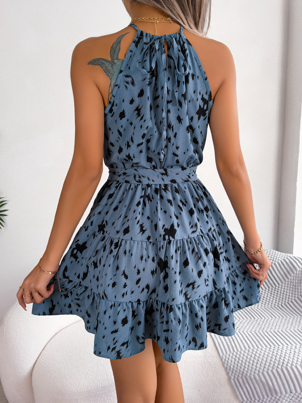 Vestido mini sin mangas con cuello halter, estampado y lazo en la cintura