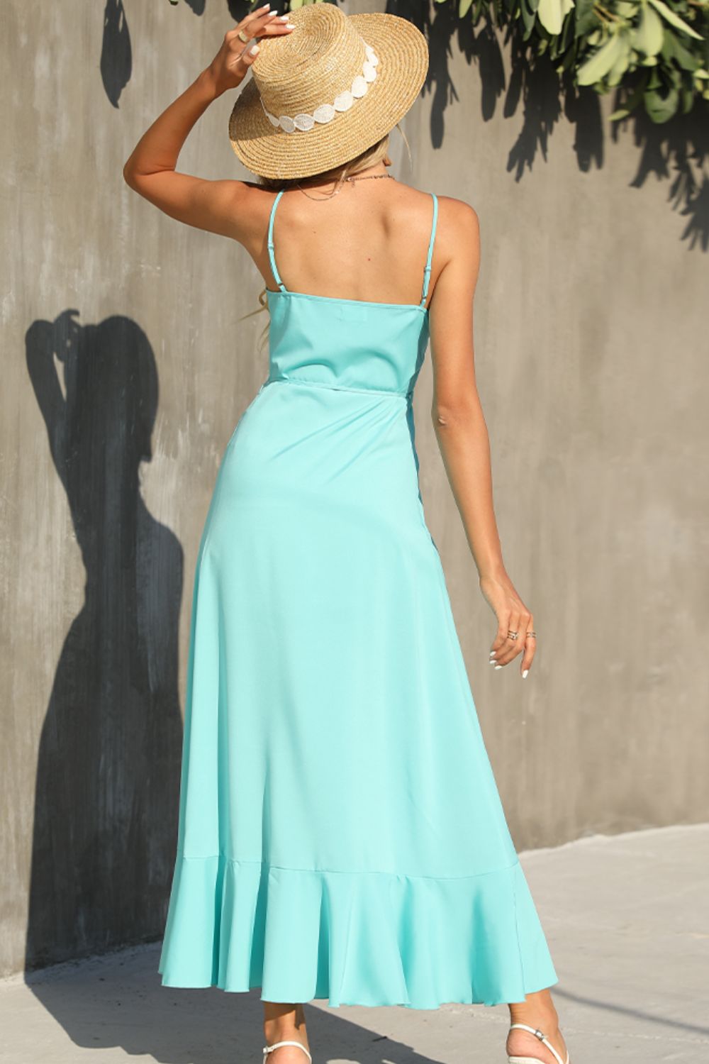 Vestido con botones decorativos, tirantes finos y dobladillo con volantes