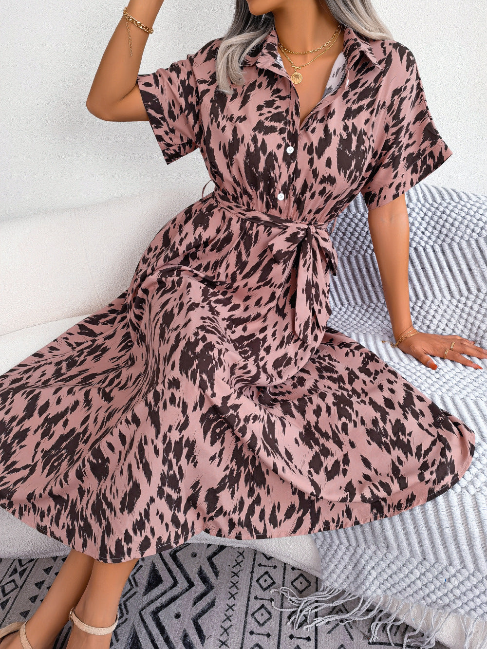 Vestido estampado con cuello en V y manga corta con lazo en la cintura