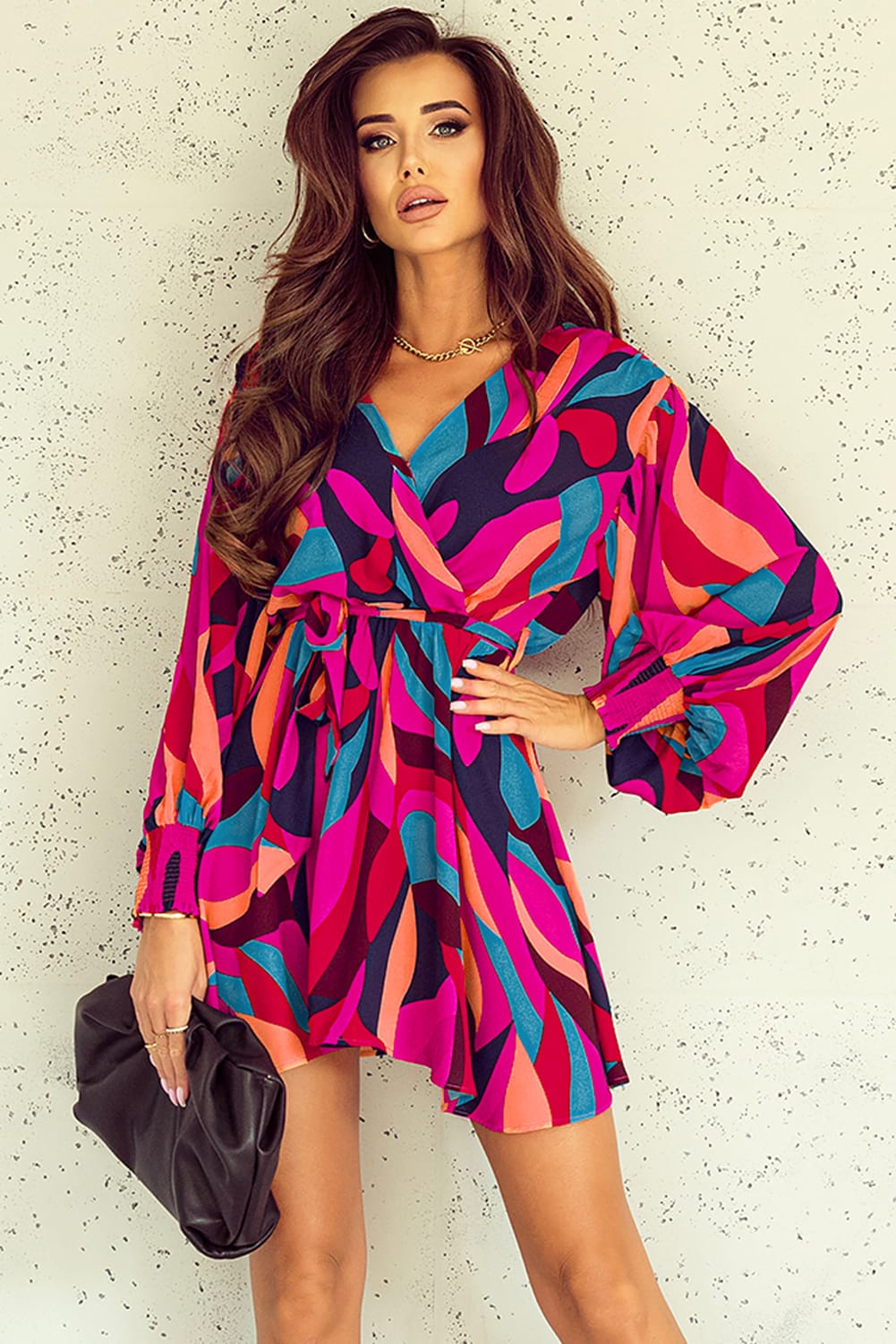 Vestido estampado con cuello cruzado y lazo en la cintura